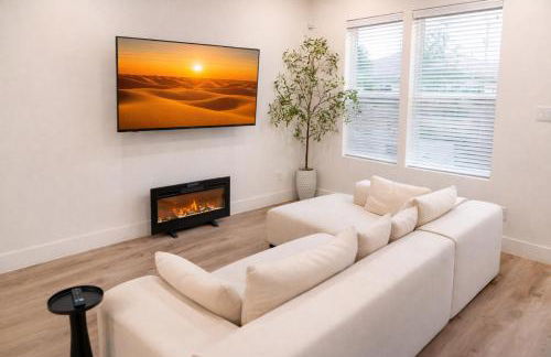 Stylish & Spacious 3BR Gem With Hot tub Near Downtown - Foto 3