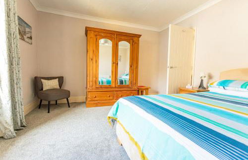 Dog Friendly Cosy Coastal Cottage with Sea Views - Photo 15