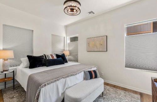 Elegant New Construction Bungalow with Scenic Forest Views - Photo 16