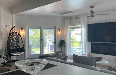 The Most Desired Summer Retreat with Private Pool Just 5 Minutes from the Beach - Foto 41