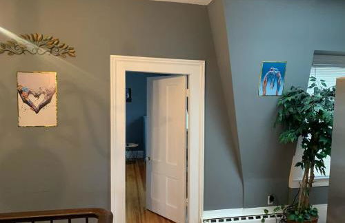 Enchanting 3BR Near Downtown Hartford Cozy & Modern with Parking - Foto 17