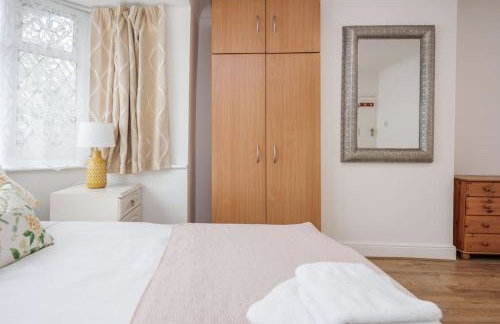 Lovely 4 Bedrooms House Near Romford Station With Parking - Foto 11