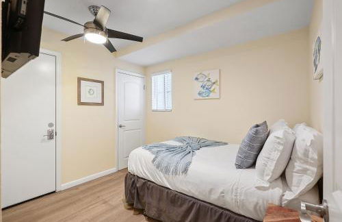 Stunning Beach Delight with Hot Tub, Fire Pit, Parking & Walk to Beach! - Foto 16