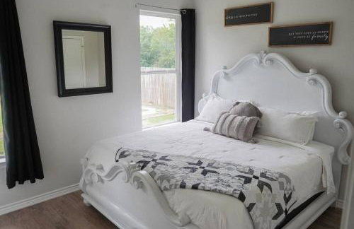 The Haven on Loveless Street with Game Room - Foto 20