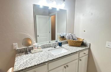 Luxury 3BR Townhome Stay - Foto 8