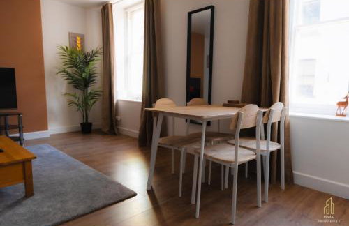 Modern 2BR Apartment - Prime Location Near Beach & Town - Sleeps 5 - Foto 32