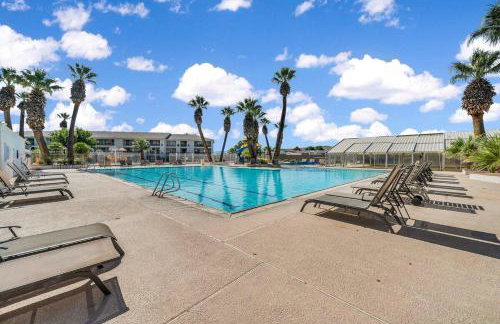 Modern Resort Condo - Pools, Courts & Scenic Views - Foto 26