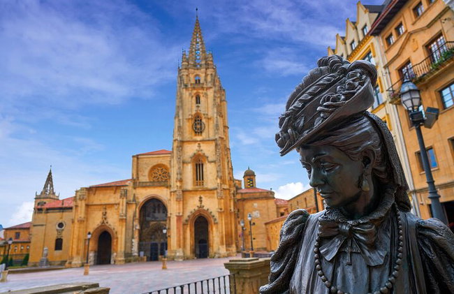 Tour privato Centro storico e Cattedrale di Oviedo con biglietti d'ingresso - Foto 1