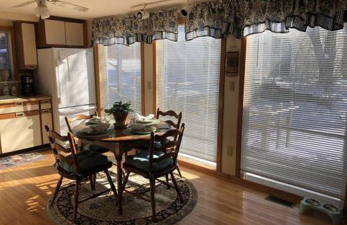 The Sunflower - Hot Tub Hideaway on 13 Wooded Acres - Fire Pit - Lake View - Near Keuka & Seneca Lake - Pet-Friendly - Foto 29