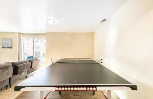 Spacious 3BR Basement Apt near Airport, Work, Ski - Photo 8