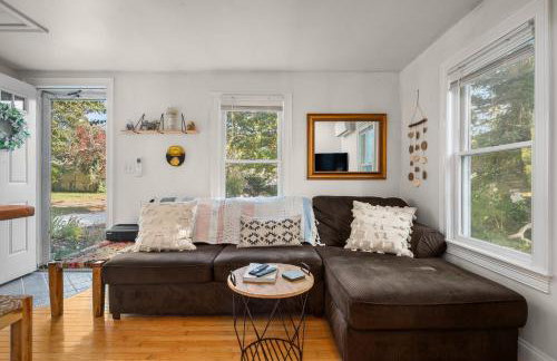 Babes Bungalow by Leavetown Vacations - Photo 7