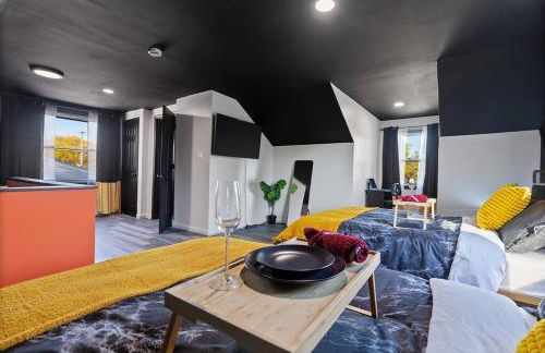 Dark House With HotTub TV in Rooms - Foto 22