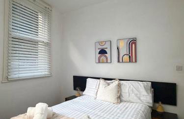 Free off street parking Georgian style Bath apartment - Photo 3