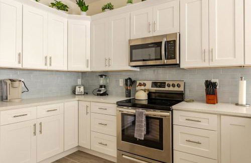 4 Bedroom 3 Full Bath Boho Oasis Saltwater Pool Near Downtown, North of Hyde Park Sleeps 12 Pets OK - Foto 11