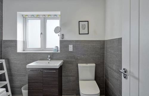 Modern Manchester House with Airport Links - Pass the Keys - Photo 21