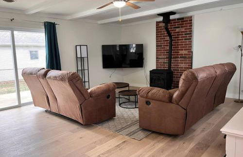 House w Patio & Fenced Yard 10 minutes to Purdue - Photo 3