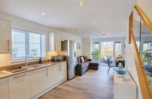 2022 Modern Home In Central Hayle With Parking & EV plug - Foto 1