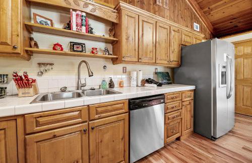 Catalina Retreat -Cozy mountain home in a tree filled neighborhood, plenty of games and a hot tub! - Foto 20