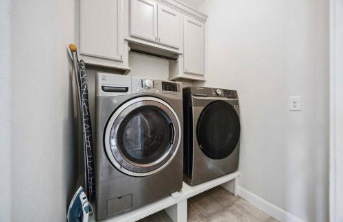 Resort vibe with Pool and Hot tub Downtown skyline views - Photo 12