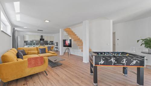 Golden Home with Barbecue, Yoga, Football Table - Photo 2