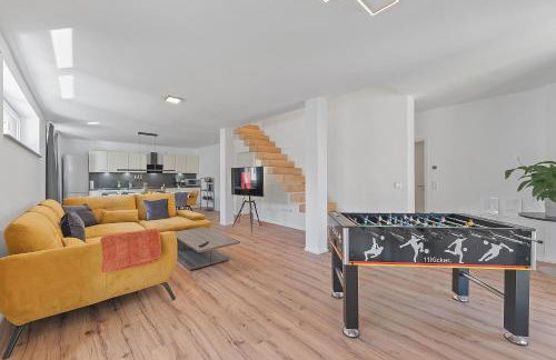 Golden Home with Barbecue, Yoga, Football Table - Photo 2