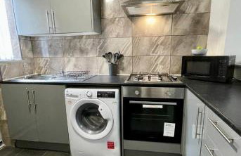 Spacious 3 Bed Home with Free Parking - Photo 10