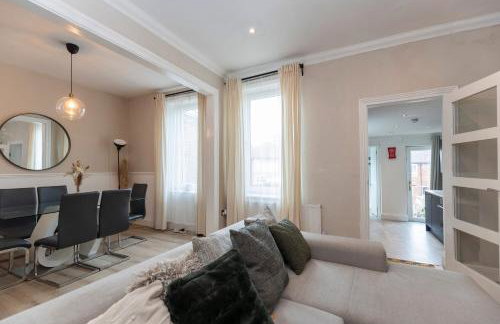 Bright & Comfortable 4-Bed Home 9 mins from Newcastle City Center - Free Parking - Foto 8