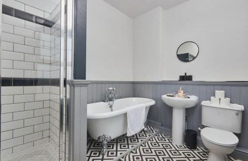 Cosy 3-Bedroom House in Seaham - Street Parking - Photo 33