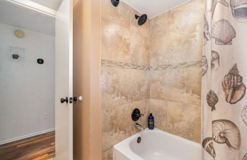 Serene Zen King Bed Condo - Half Mile from Beach - Foto 11