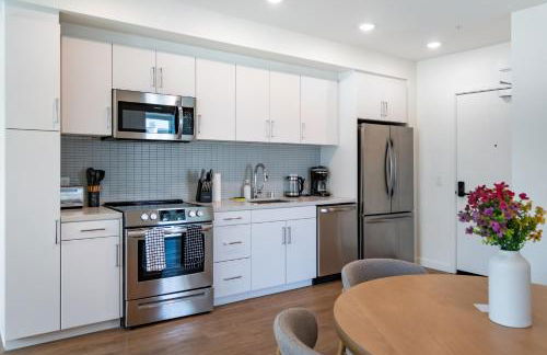 Luxury 2 Bedroom Residence With Fitness and Outdoor Pool - Photo 31