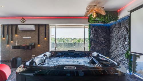 L'Horizon - Suite romantique avec jacuzzi, sauna, piscine & vidéo projecteur - Foto 5