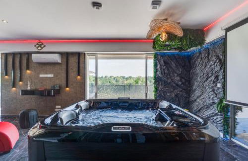 L'Horizon - Suite romantique avec jacuzzi, sauna, piscine & vidéo projecteur - Foto 5