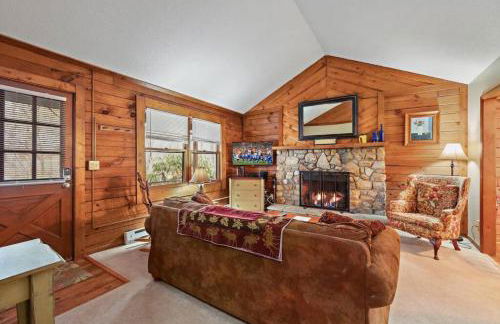 Classic Log Cabin with Fireplace on Quiet River - Foto 1