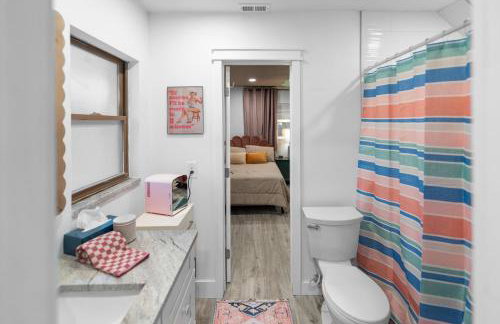 Pink Pony Villa - Waterfront Escape with Pool & Themed Rooms - Foto 22