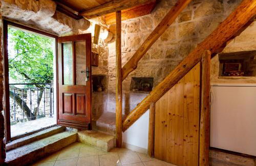 Old Small Stone House - Photo 15