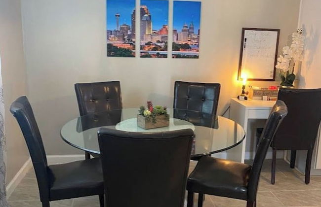 Stunning Cozy Downtown Guesthouse - Photo 10