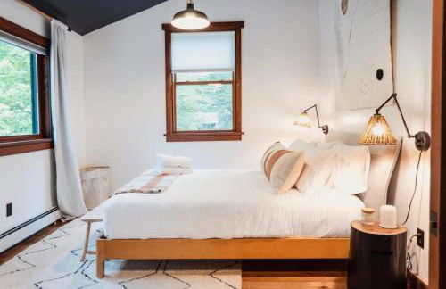 Chic Catskills Cabin with Hot Tub and Fire Pit - Foto 21