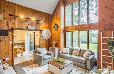 Italy Inspired Lakeview Chalet with Hot Tub - Foto 1