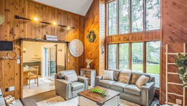 Italy Inspired Lakeview Chalet with Hot Tub - Foto 1