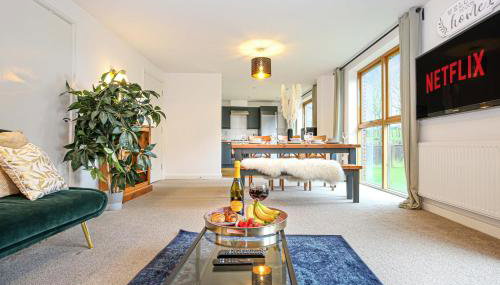 Beautiful City Centre Apartment with Free Parking, Fast-Wifi, SmartTV with Netflix and Private Garden by Yoko Property - Foto 2