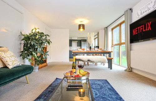 Beautiful City Centre Apartment with Free Parking, Fast-Wifi, SmartTV with Netflix and Private Garden by Yoko Property - Foto 2