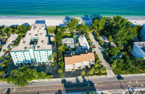 100 steps to beautiful Indian Rocks Beach, oceanside, 2 bedroom updated condo - Foto 5