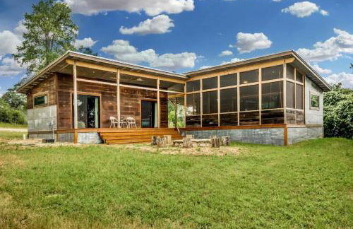 Artisan Cabin with Beautiful Decor and a Classic Fire Pit near Austin, Texas - Foto 1