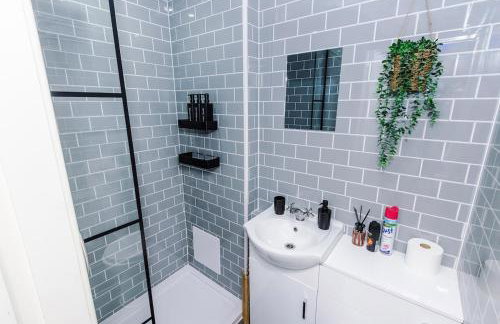 St Davids Lodge - Cosy Stay in Preston for 2 with FREE Parking - Ideal For Business or Work Stays - Presented by Parydise Properties - Photo 4