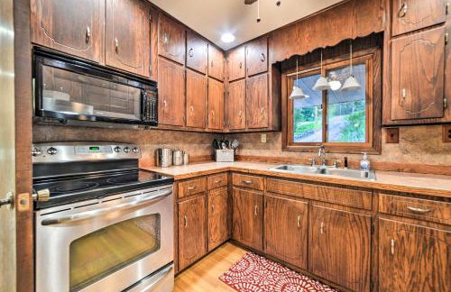 Charming Lakefront Home with Grill and Fire Pit! - Foto 8