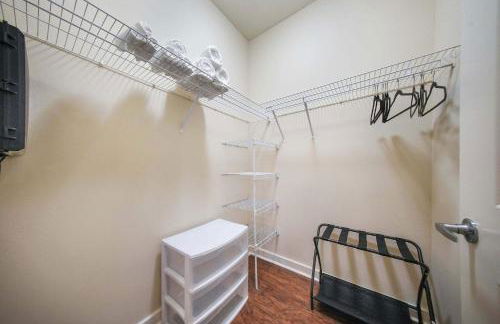 Chic 2BR w Pool Pet-Friendly Unit #14 - Foto 8