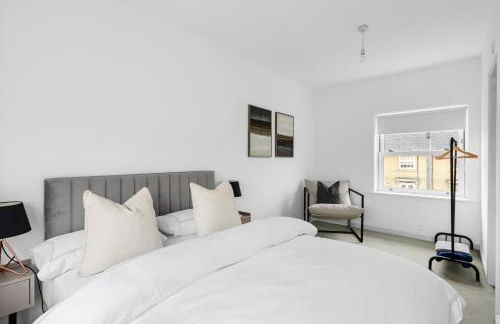 Luxurious 3 Bed House with Free Parking, Sky TV, Movies & Netflix - Foto 31