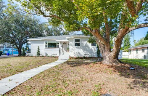Mid-Century Lakeland Home with Game Room! - Foto 33