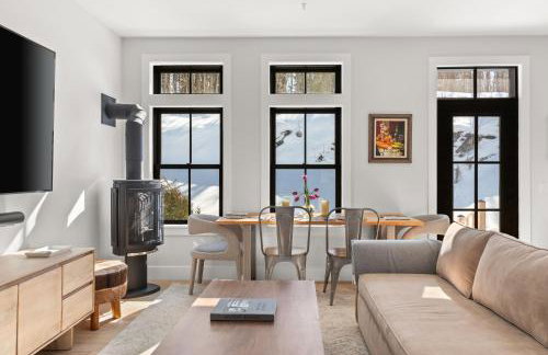 New & Modern Townhouse Close to Skiing, Brand New Hot Tub - Photo 13