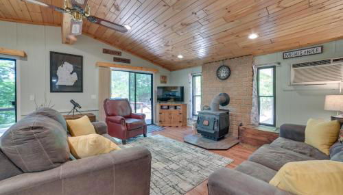 Rose City Cabin with Fire Pit and Lake Access - Foto 3